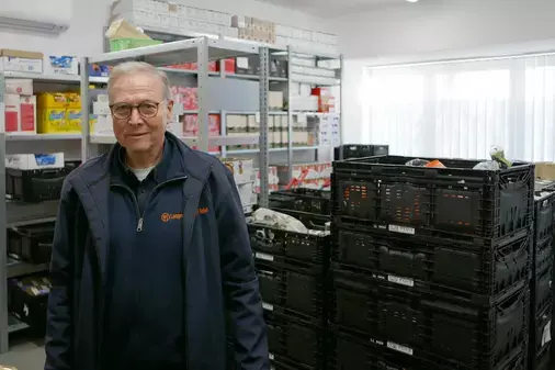 Der Vereinsvorsitzenden Günter Böhnel im Lager der Langener Tafel